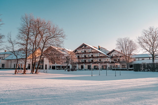 Außenansicht Hotel Eisvogel im Schnee