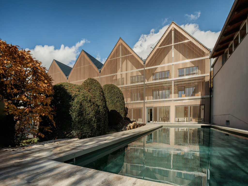 Außenansicht Gartenhaus mit Naturpool im Romantik Hotel Hirschen in Parsberg