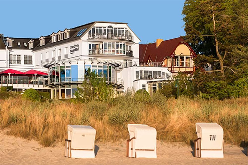 Blick von der Seebrücke Heringsdorf auf den Ostseestrand und das Wellness- und Strandhotel Ostseeblick auf der Insel Usedom