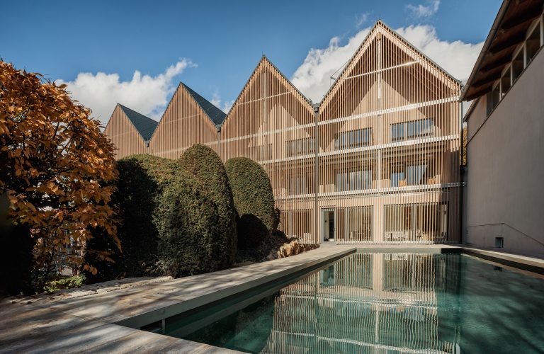 Außenansicht Gartenhaus mit Naturpool im Romantik Hotel Hirschen in Parsberg