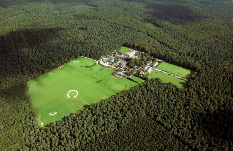 Wälder soweit das Auge reicht: Inmitten des Naturparks Haard im Münsterland liegt das Jammertal Golf & Spa-Resort. Es erwarten Sie vielfältige Angebote wie E-Bikes, Golfen, Saunagarten, Badeteich ...