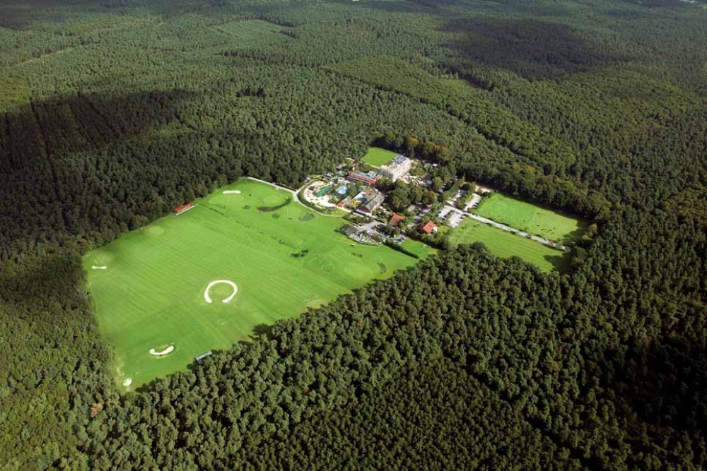 Wälder soweit das Auge reicht: Inmitten des Naturparks Haard im Münsterland liegt das Jammertal Golf & Spa-Resort. Es erwarten Sie vielfältige Angebote wie E-Bikes, Golfen, Saunagarten, Badeteich ...