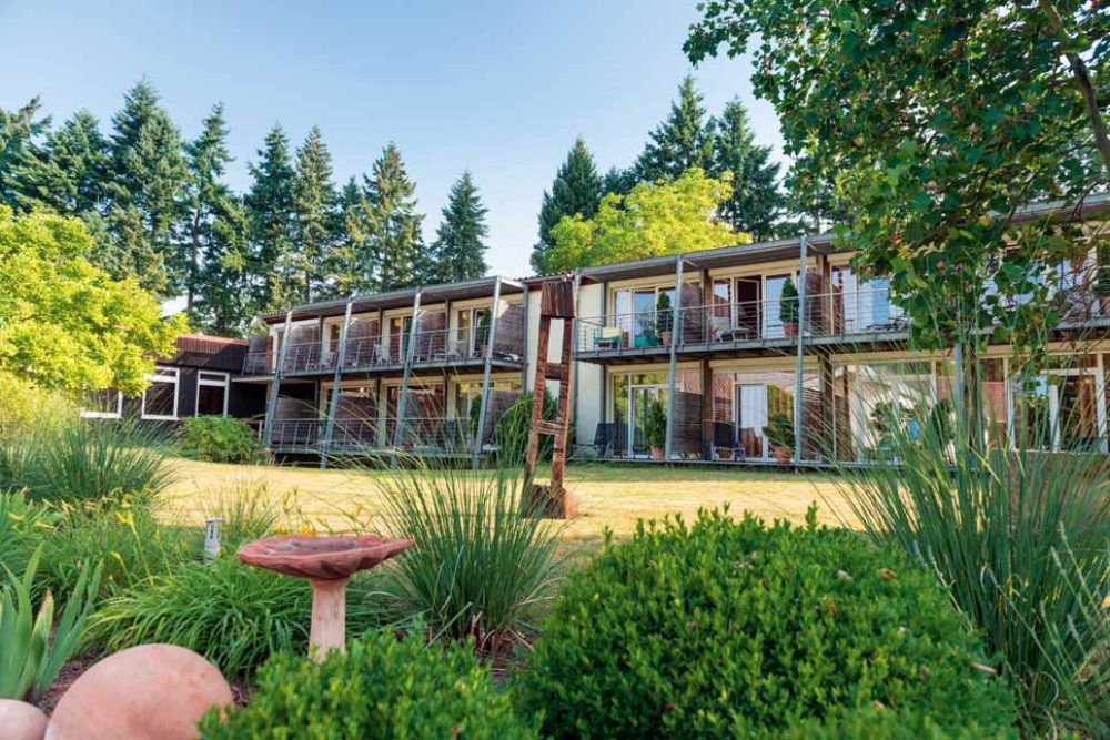 Einblick in den Park von Menschels Vitalresort. Moderne Skulpturen, alte Kastanien und die herrliche Aussicht von den Zimmer-Balkonen des Sommerhauses machen den Aufenthalt an der Nahe unvergesslich