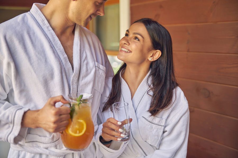 Paar im Wellnessbereich lächelt sich an