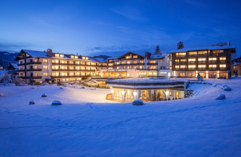 Außenansicht Hotel Schüler im Schnee