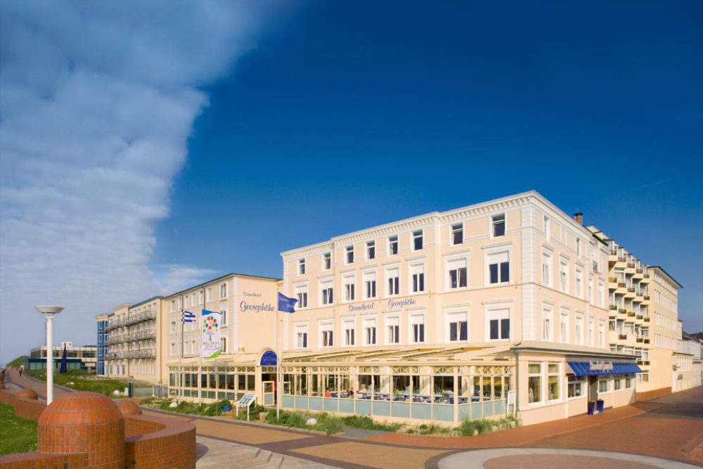 Hausansicht des Wellness- und Strandhotel Georgshöhe auf der Nordsee Insel Norderney. Auf der Seeseite der Insel gelegen bieten sich dem Besucher bei jedem Wetter atemberaubende Ausblicke auf die Nordsee