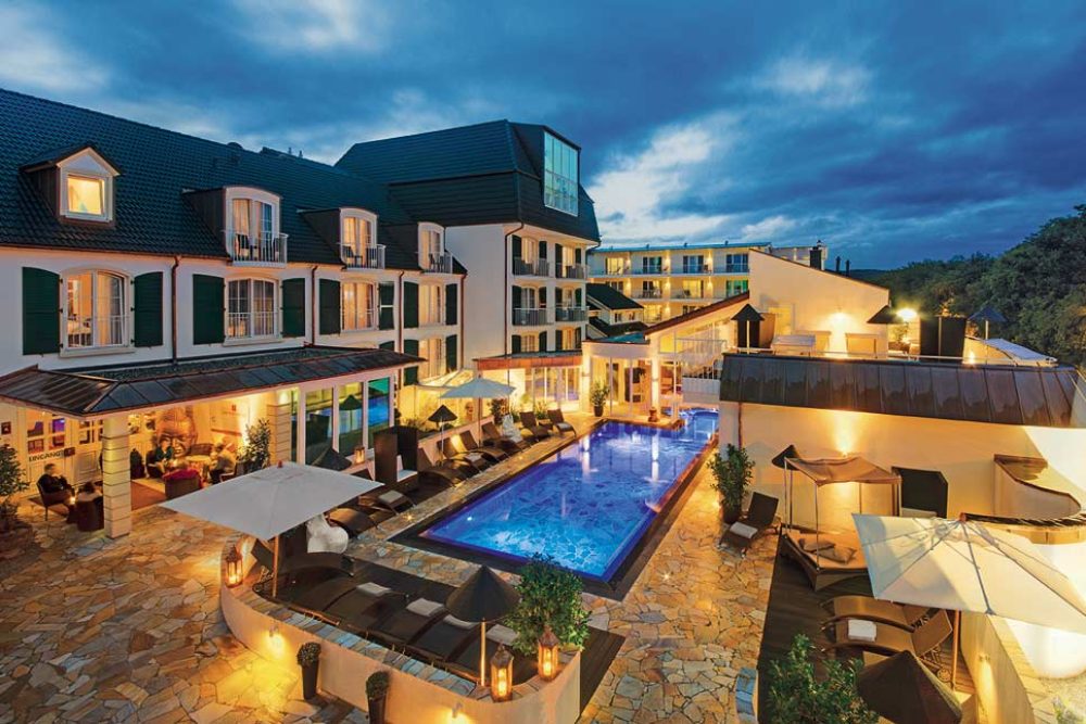 Abendstimmung am Pool des Vital und Wellnesshotels Zum Kurfürsten in Bernkastel Kues an der Mosel