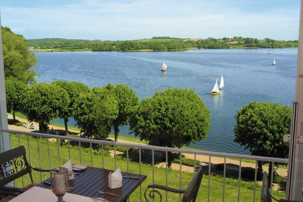 Ausblick von der Terrasse des Vitalia Seehotels auf den Bad Segeberger See Schleswig Holsteinische Schweiz