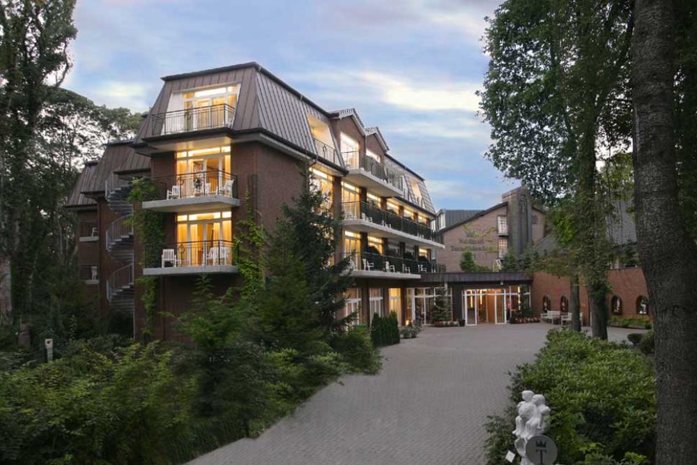 Blick vom hauseigenen Skulpturenpark auf das Waldhotel Tannenhäuschen in Wesel am Niederrhein