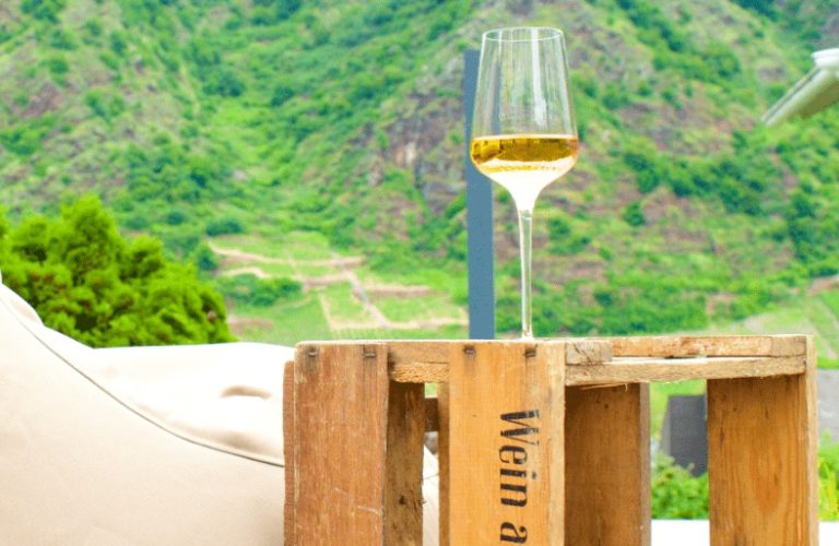 Weinglas mit Aussicht auf die Berge